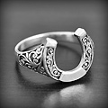 Ravissante bague fer à cheval en argent décoré de motifs floraux, très belle finition pour ce...