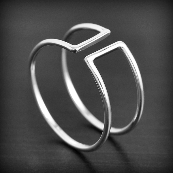 Bague géométrique en argent d'un fil formant un rectangle tout autour du doigt, modèle légèrement...