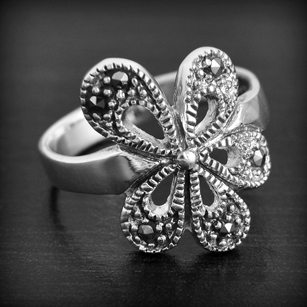 Jolie bague d'une fleur épurée en argent dont les cinq pétales sont ornés de marcassites sur les...