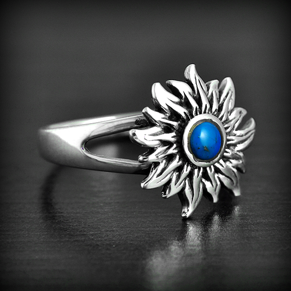Jolie bague en argent d'une fleur au cur de turquoise (h:14mm).