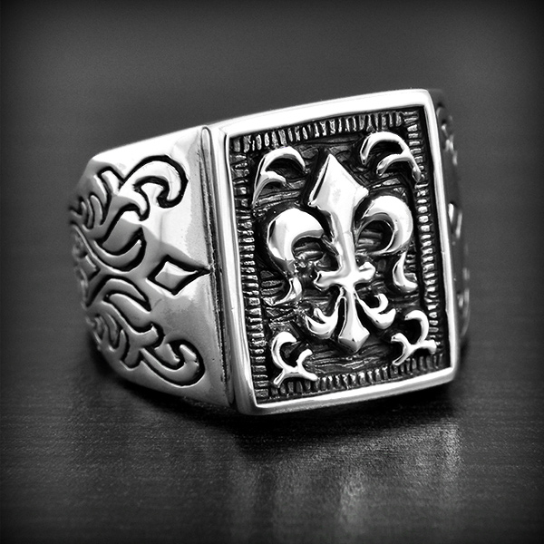 Belle chevalière en argent d'une fleur de lys en relief finement décorée, la monture est...