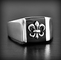 Très belle bague argent chevalière fleur de lys sur onyx, (h:14mm).