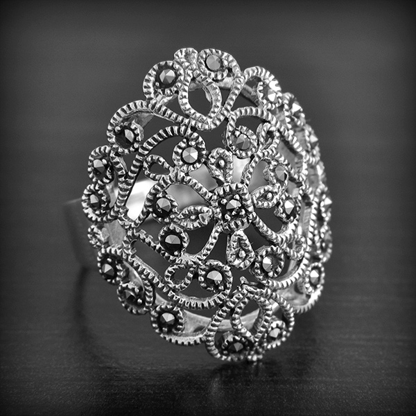 Bague en argent de jolis motifs floraux en filigrane délicatement décorés de petites marcassites,...