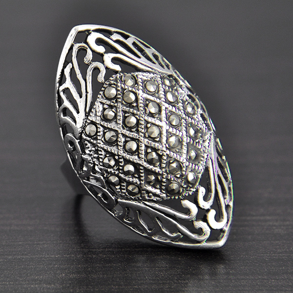 Superbe bague oblongue en argent et marcassites, elle est ajourée aux extrémités (h:35mm).