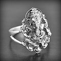 Jolie bague Ganesh en argent, très belle finition ajourée (h:15 mm).