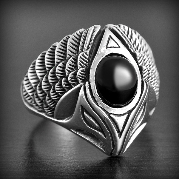 Bague argent, tête de faucon ciselée et onyx noir reconstitué (h:24mm).