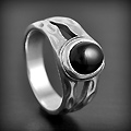 Bague en argent d'un anneau double martelé bien épais orné d'une onyx ovale en volume sur le...