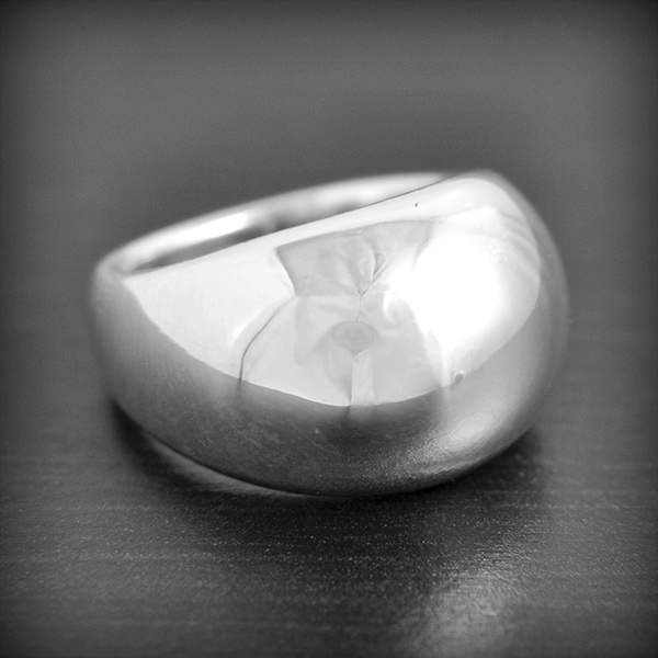 Bague en argent, modèle intemporel d'un gros jonc lisse. C'est un modèle creux et donc soufflé,...