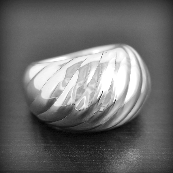 Bague en argent gros jonc parée de vaguelettes, modèle soufflé (creux) procurant un porté plus...