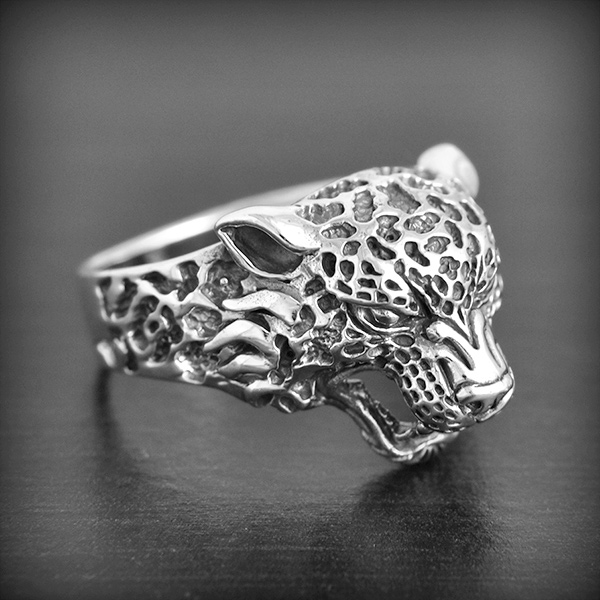 Bague léopard en argent en volume avec la gueule ouverte, belle finition (h:18mm).
