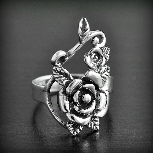 Jolie bague en argent petite rose et son feuillage. (h:26mm).