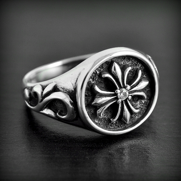 Très belle bague cachet en argent d'une jolie fleur avec au centre un petit zirconium blanc et de...