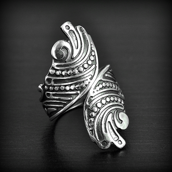 Superbe bague en argent réglable parée de motifs ethniques (h:31mm).