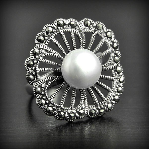 Bague en argent et marcassites, napperon fleur et perle d'imitation (h:22mm).