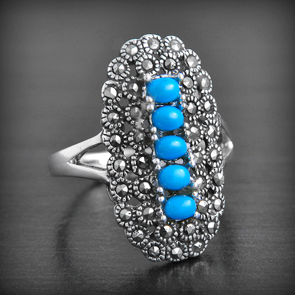 Superbe bague en argent pavée de marcassites et ornée d'une rangée de perles couleur turquoise...
