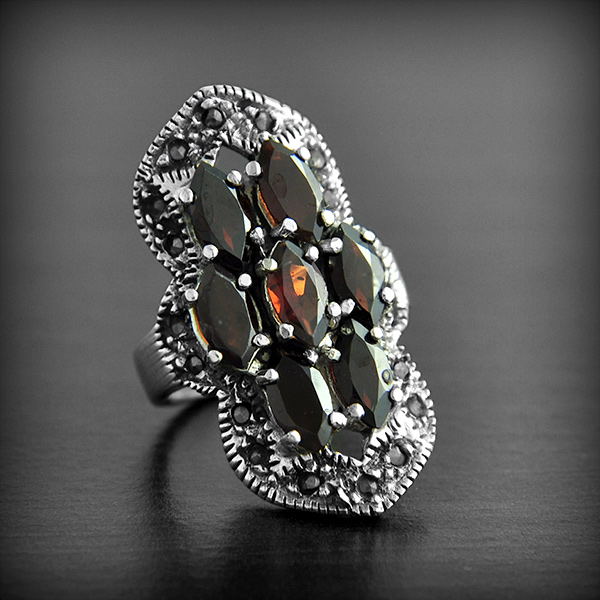 Magnifique bague en argent  reproduction d'ancien avec marcassites et 7 grenats(h:32mm)