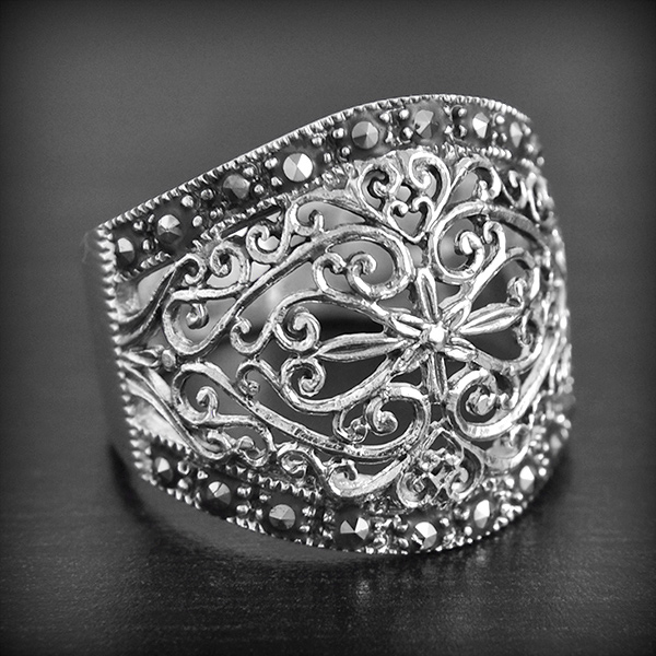 Bague en argent  de dentelle de fleurs décorée de petites marcassites tout autour, de style...