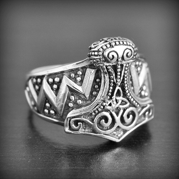 Superbe bague marteau de Thor en argent légèrement surélevé et gravé d'entrelacs celtique (h:20mm).