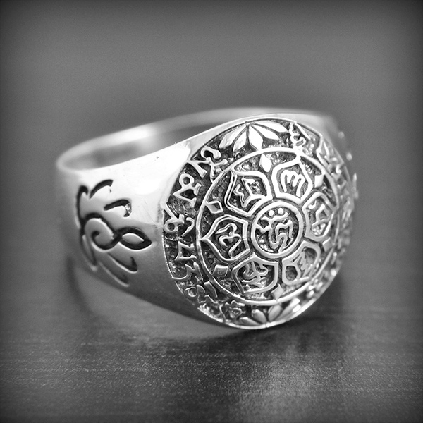 Bague méditation en argent gravée d'une fleur de lotus et symboles propices à la sérénité, très...