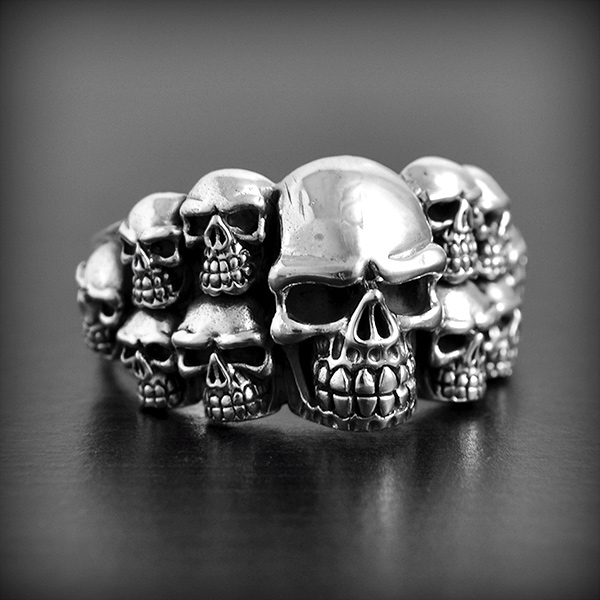 Bague de multiples crânes en argent, une grosse tête de mort et dix plus petites (h:16mm)