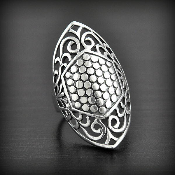 Magnifique bague en argent allongée en amande, ornée au centre d'un motif moderne en relief et de...