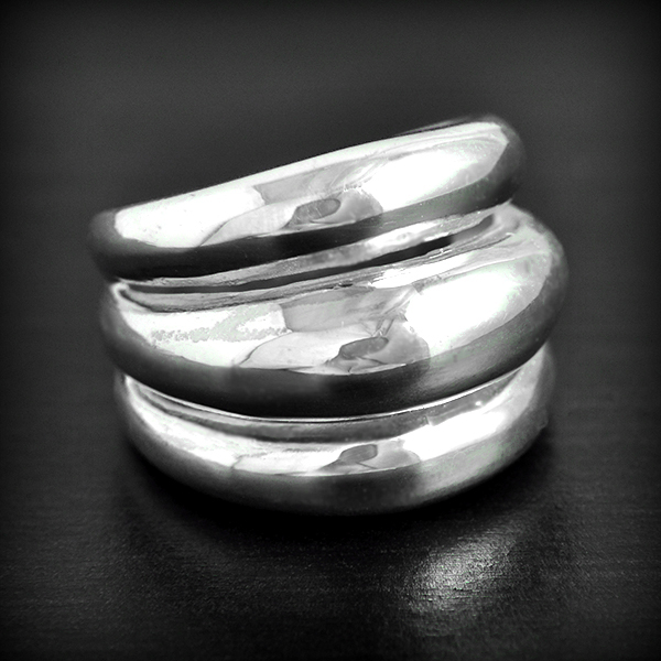 Bague en argent triple bombée avec polissage mirroir (h:19mm).