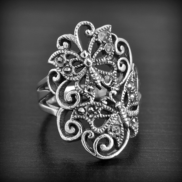 Jolie bague en argent de deux papillons en ajourés ornés de marcassites (h:37mm).