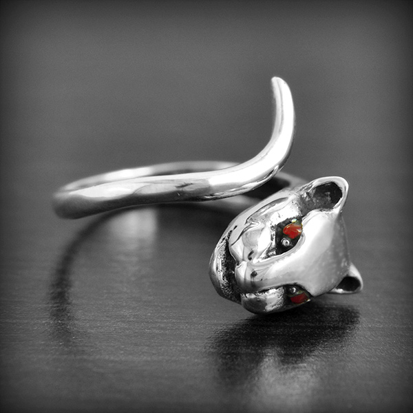 Bague en argent, modèle intemporel d'une panthère, l'anneau est ouvert (réglable 54 à 66), existe...