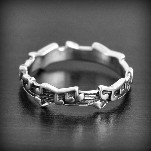Bague originale en argent ornée d'une partition de musique en releief sur le pourtour de...
