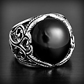 Chevalière en argent sertie d'une onyx noire reconstituée de belle taille, avec une monture...