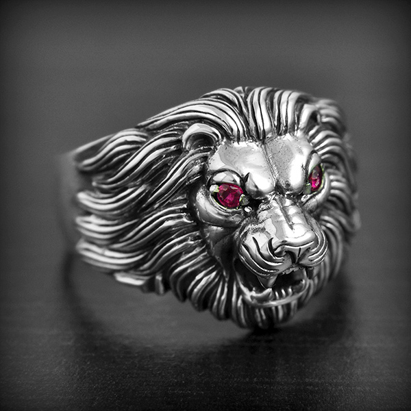 Bague en argent d'une jolie tête de lion de taille moyenne de belles finitions avec les yeux en...
