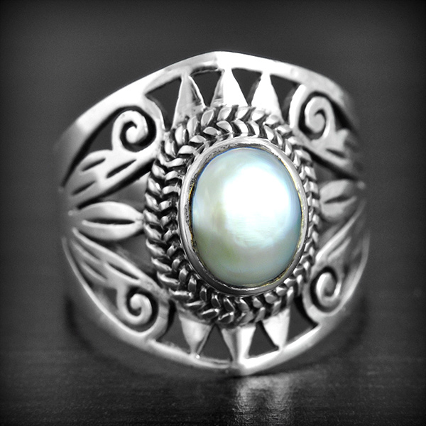 Bague argent Ethnique ornée de Perle Pierre de lune (h:22mm).