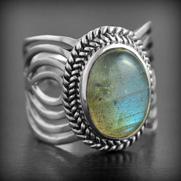 Élégante bague en argent anneau ajourée et belle pierre en cabochon, existe en Quartz rose,...