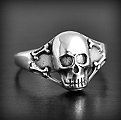 Bague argent, tête de mort massive avec osselets (h:13mm).