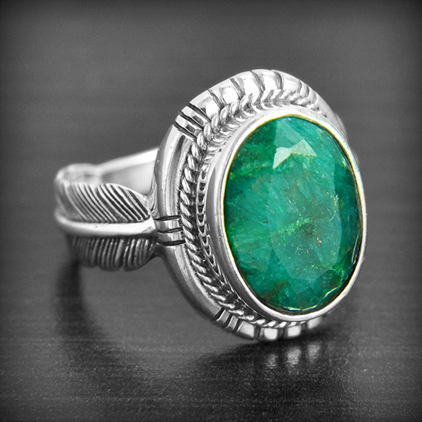 Bague en argent, modèle coup de cur! émeraude  ou saphir ouvert sur le doigt, de belle grosseur...