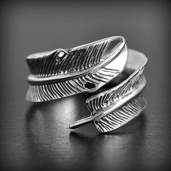 Bague en argent  d'une belle plume simple en volume,
 taille réglable(h:8mm)