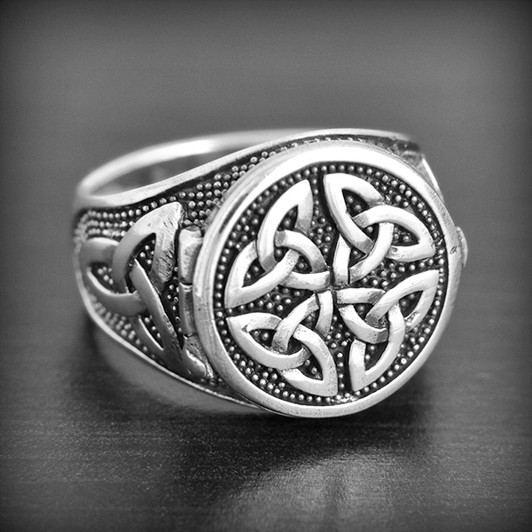 Bague chevalière boite pour poison ou photo sur charnière en argent ornée de bels entrelacs...