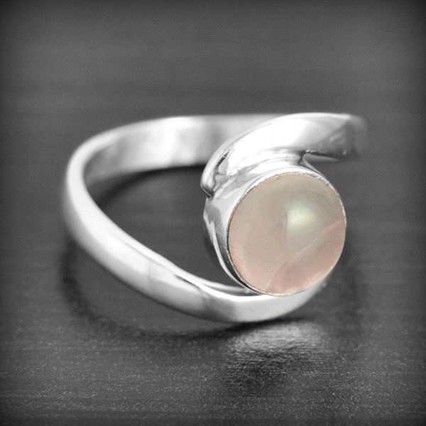 Bague en argent d'une pierre de quartz rose  ronde sertie et joliment fixée de façon...
