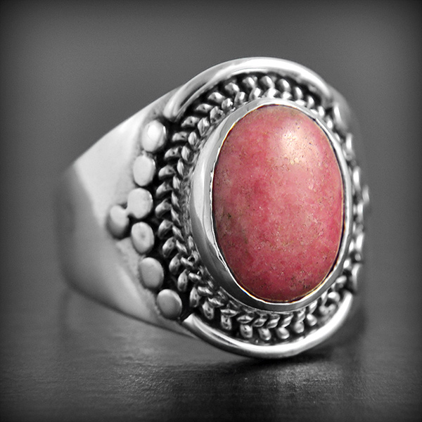 Jolie bague en argent d'une pierre de Rhodonite en cabochon, prendre une taille supplémentaire...