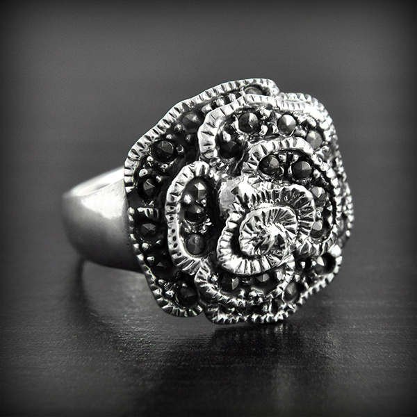 Bague en argent d'une rose en volumé paré de marcassites (h:18mm).