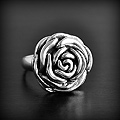 Bague en argent d'une petite rose légère en volume. C'est un modèle creux et donc soufflé,...