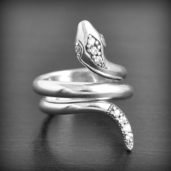 Magnifique bague serpent en argent finition lisse, trois zirconium blanc sur la tête et quatre...