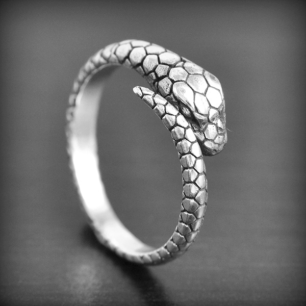 Jolie bague serpent en argent, entièrement ciselée, modèle simple ouvert donc légèrement réglable...