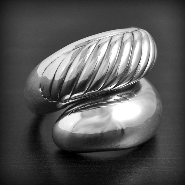 Bague chic en argent de forme originale. C'est un modèle soufflé et donc creux, procurant ainsi...