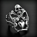 Bague en argent tête de mort tibia croisés et coeur ailé (h:28mm).