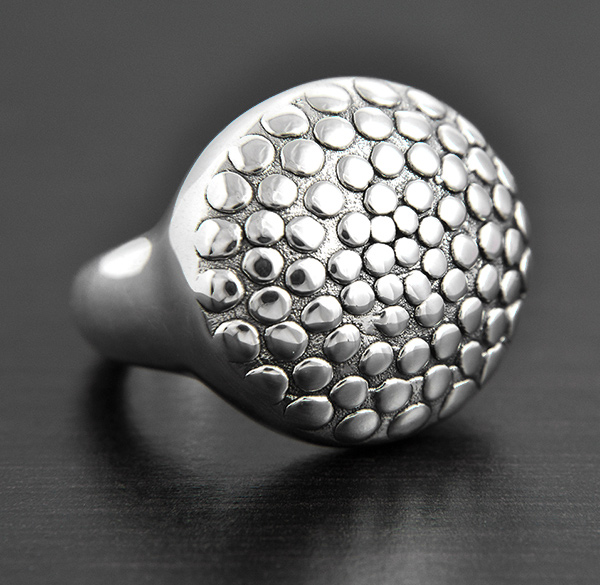Bague en argent résolument chic et originale, en volume pavée de petits pois en relief. C'est un...