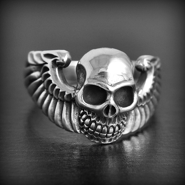 Bague en argent d'une belle tête de mort ailée (h:15mm)