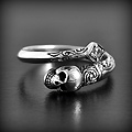 Bague originale en argent d'un crâne tête bêche avec un zirconium blanc ou noir carré serti. Ce...