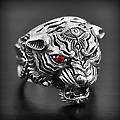 Magnifique bague en argent d'une t&ecirc;te de tigre en volume avec les yeux en zirconiums rouges (h:...