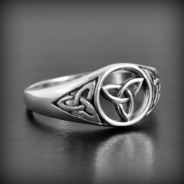Bague d'un bel entrelacs trinité en argent , le chaton est ajouré et les entrelacs de chaque coté...